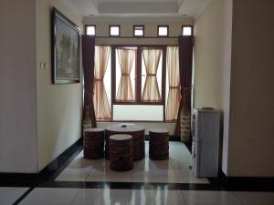 - un salon avec une table et une fenêtre dans l'établissement OYO 90492 Papi Inn Guesthouse, à Palangka Raya