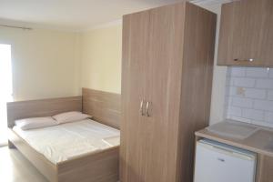 a small room with a bed in a kitchen at Hotel Victoria in Olympic Beach