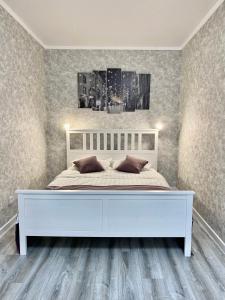 - une chambre avec un lit blanc dans l'établissement Уютная квартира ЖК Сказочный мир город Астана, à Astana