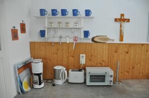 a kitchen with a microwave and other appliances at Ferienhaus Ackerl in Mitterretzbach