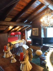 una sala de estar con 2 muñecas sobre una mesa en Baita LE SERE, en Sestriere