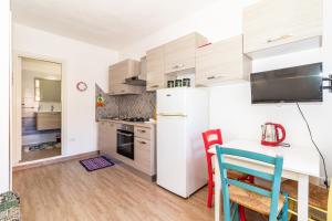 A kitchen or kitchenette at Sea Shell Isola Rossa