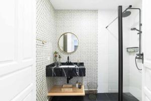 un baño con lavabo y espejo en Room Boutique Calma Laura By KubiK, en Cáceres 40 fotos más