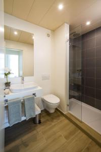 een badkamer met een toilet, een wastafel en een douche bij Oasis Tarrafal Alfandega Suites in Tarrafal