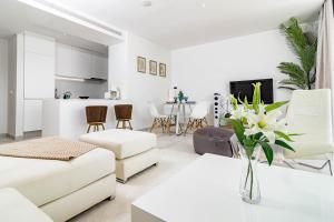 - un salon doté d'un mobilier blanc et d'une table dans l'établissement CDG- Cortijos Del Golf by Roomservices, à Estepona