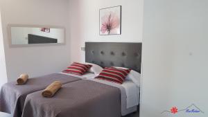 dwa łóżka siedzące obok siebie w sypialni w obiekcie MarMédano Apartamento 3 w mieście El Médano