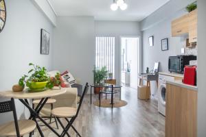 TV a/nebo společenská místnost v ubytování Ermou 18 Mosaics boutique apartment