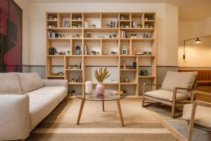 ein Wohnzimmer mit einem Sofa und einem Tisch in der Unterkunft BYPILLOW Irala in Bilbao