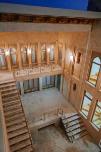 uma vista superior de um grande quarto com escadas em Oasis Boutique em Bukhara
