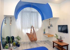un soggiorno con un ombrello blu appeso al soffitto di Paradise Homestay Civil Lines a Nagpur