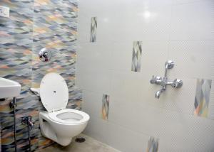 łazienka z toaletą i umywalką w obiekcie Paradise Homestay Civil Lines w mieście Nagpur