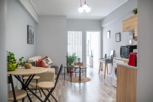 TV a/nebo společenská místnost v ubytování Ermou 18 Mosaics boutique apartment