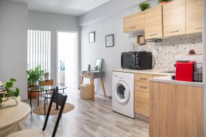 Kuchyň nebo kuchyňský kout v ubytování Ermou 18 Mosaics boutique apartment