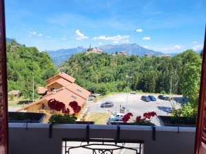 balkon z widokiem na parking i góry w obiekcie Le reposoir w mieście Mont-Saxonnex