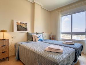 um quarto com uma cama com duas toalhas em Cala Azul -7909 em Cabo de Palos