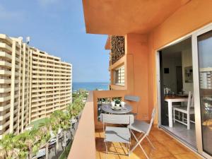 balkon mieszkania ze stołem i krzesłami w obiekcie Vista TeideMar w Puerto de la Cruz