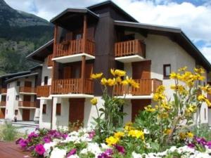 a building with a bunch of flowers in front of it at Appartement pour 4 personnes à Val Cenis Lanslevillard, proche remontées mécaniques et commerces - FR-1-508-231 in Lanslebourg-Mont-Cenis +4 photos