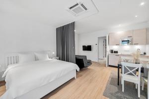sypialnia z łóżkiem i biurkiem oraz kuchnią w obiekcie VibeStudio 303 - Central - AC - Near Parking w Wiedniu