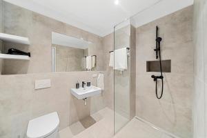 łazienka z prysznicem, toaletą i umywalką w obiekcie VibeStudio 303 - Central - AC - Near Parking w Wiedniu