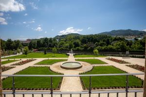 a garden with a fountain in the middle at Solar do Requeijo by Luna Hotels & Resorts in Arcos de Valdevez