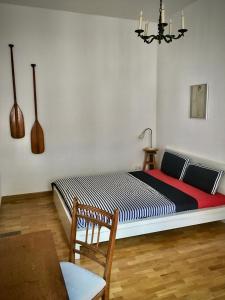 a bedroom with a bed with a black and white at 2-Zimmer-Apartment "Monbijou" am Hackeschen Markt in Berlin