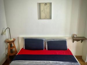 Schlafzimmer mit einem Bett mit einer roten und schwarzen Decke in der Unterkunft 2-Zimmer-Apartment "Monbijou" am Hackeschen Markt in Berlin