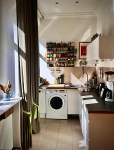cocina con lavadora y secadora en una habitación en 2-Zimmer-Apartment "Monbijou" am Hackeschen Markt, en Berlín