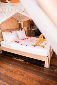 Postel nebo postele na pokoji v ubytování La Cocoteraie Ecolodge - Luxury Glamping Tents