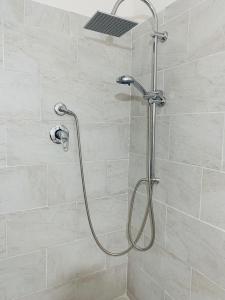 eine Dusche mit Duschkopf im Bad in der Unterkunft Bonorum Santa Sofia in Palermo