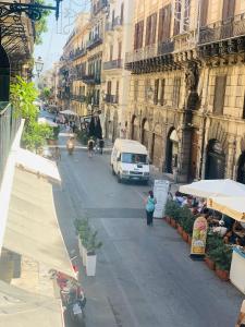 eine Straße mit einem Van auf der Seite eines Gebäudes in der Unterkunft Bonorum Santa Sofia in Palermo