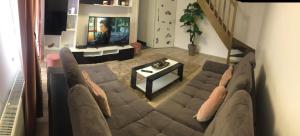 sala de estar con sofá y TV en Apartament Mady & Ary Rasnov, en Râșnov