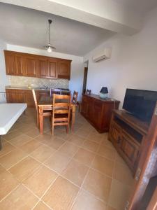 TV a/nebo společenská místnost v ubytování APPARTAMENTI BELLA VISTA SU TAVOLARA