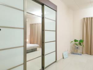 - une porte coulissante en verre dans une chambre dans l'établissement Airport Garden Stay #corner hoise 5 rooms #free wifi #parking #tv chanel, à Shah Alam 29 autres photos