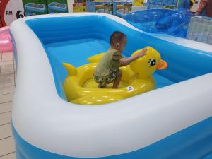 - un bébé jouant dans une piscine dans un parc aquatique dans l'établissement Airport Garden Stay #corner hoise 5 rooms #free wifi #parking #tv chanel, à Shah Alam