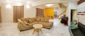 un salon avec un canapé et une table dans l'établissement Airport Garden Stay #corner hoise 5 rooms #free wifi #parking #tv chanel, à Shah Alam