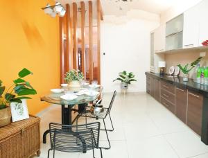 une cuisine et une salle à manger avec une table et des chaises dans l'établissement Airport Garden Stay #corner hoise 5 rooms #free wifi #parking #tv chanel, à Shah Alam
