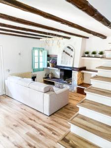 salon z białą kanapą i kominkiem w obiekcie Villa en el Golf Costa Brava a 5 min de la playa w mieście Santa Cristina d'Aro