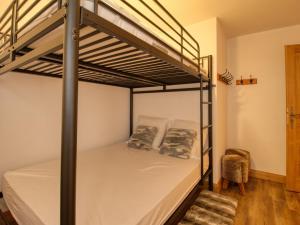 a bedroom with two bunk beds in a room at Appartement Morillon 1100, 3 pièces, 7 personnes - FR-1-642-1 in Morillon