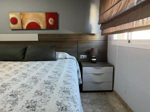 una camera da letto con un letto e un quadro sul muro di Piso familiar con perfecta ubicación a Cordoba