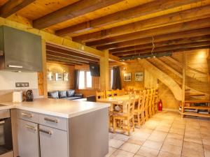 een keuken en eetkamer in een blokhut bij Chalet Morillon 1100, 6 pièces, 12 personnes - FR-1-642-5 in Morillon