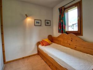 Un pat sau paturi într-o cameră la Appartement Morillon 1100, 3 pièces, 6 personnes - FR-1-642-19