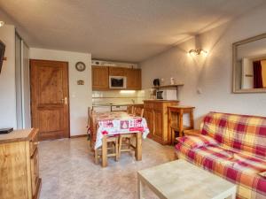 ein Wohnzimmer mit einem Sofa und einem Tisch in der Unterkunft Appartement Morillon 1100, 2 pièces, 6 personnes - FR-1-642-32 in Morillon