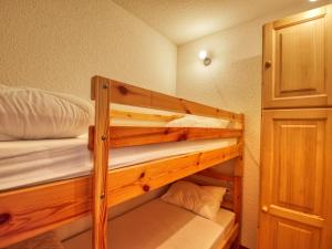 ein paar Etagenbetten in einem kleinen Zimmer in der Unterkunft Appartement Morillon 1100, 2 pièces, 6 personnes - FR-1-642-32 in Morillon