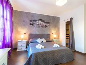 1 dormitorio con 1 cama con 2 toallas en Castle Suite - centro storico en Rivoli
