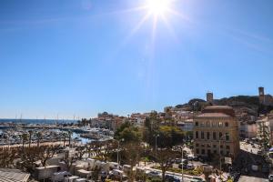 uma vista para uma cidade com o sol no céu em ACCI Cannes Marina em Cannes