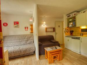 een kleine woonkamer met een bank en een tafel bij Appartement Morillon 1100, 2 pièces, 5 personnes - FR-1-642-45 in Morillon