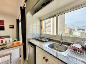 kuchnia ze zlewem i dużym oknem w obiekcie Vista TeideMar w Puerto de la Cruz