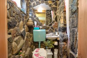 Baño de piedra con lavabo y aseo en Holiday Home Fairytale - Happy Rentals, en Jastrebarsko