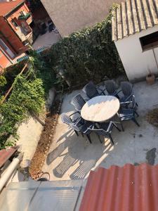 an overhead view of a patio with a table and chairs at Grande maison de ville avec jardin T7 perpignan in Perpignan