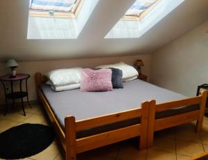 een slaapkamer met een bed met 2 kussens erop bij Gospodarstwo Agroturystyczne Jacwing in Giby